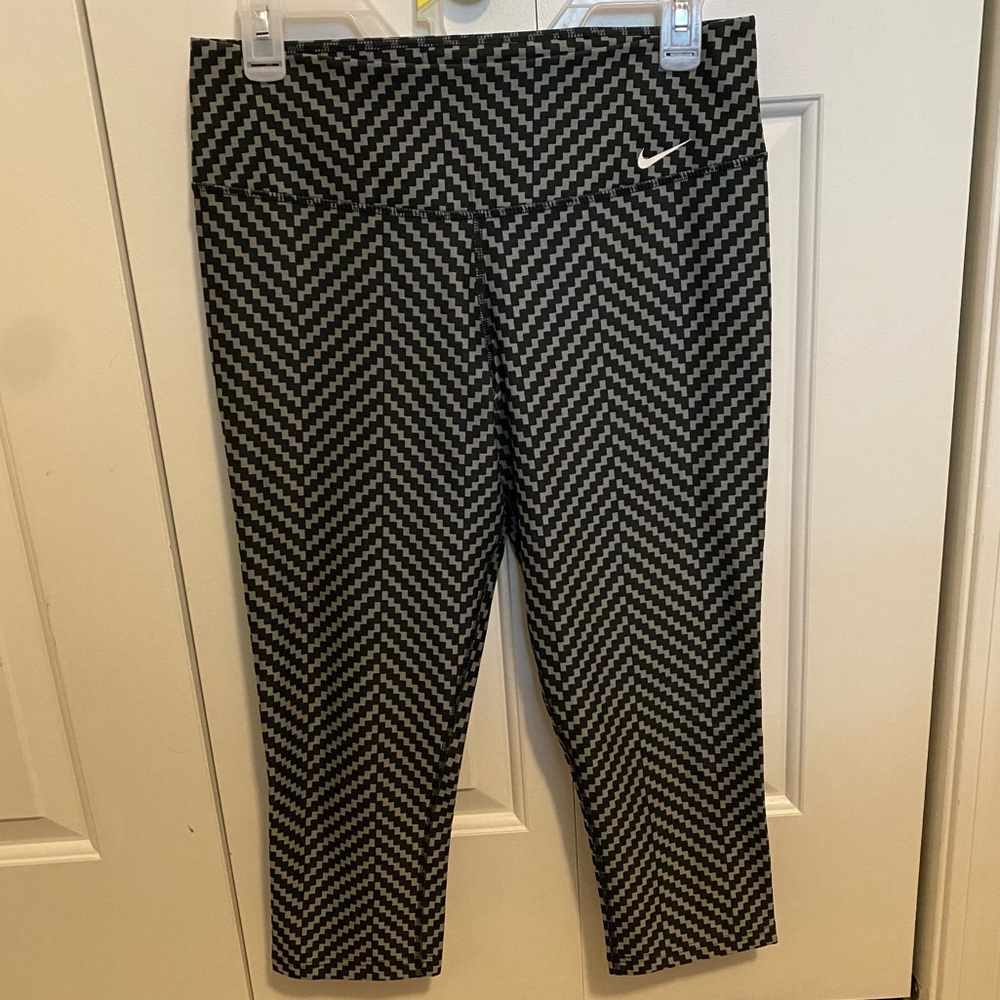 Nike Black & Gray Patterned 3/4 Length Leggings; M